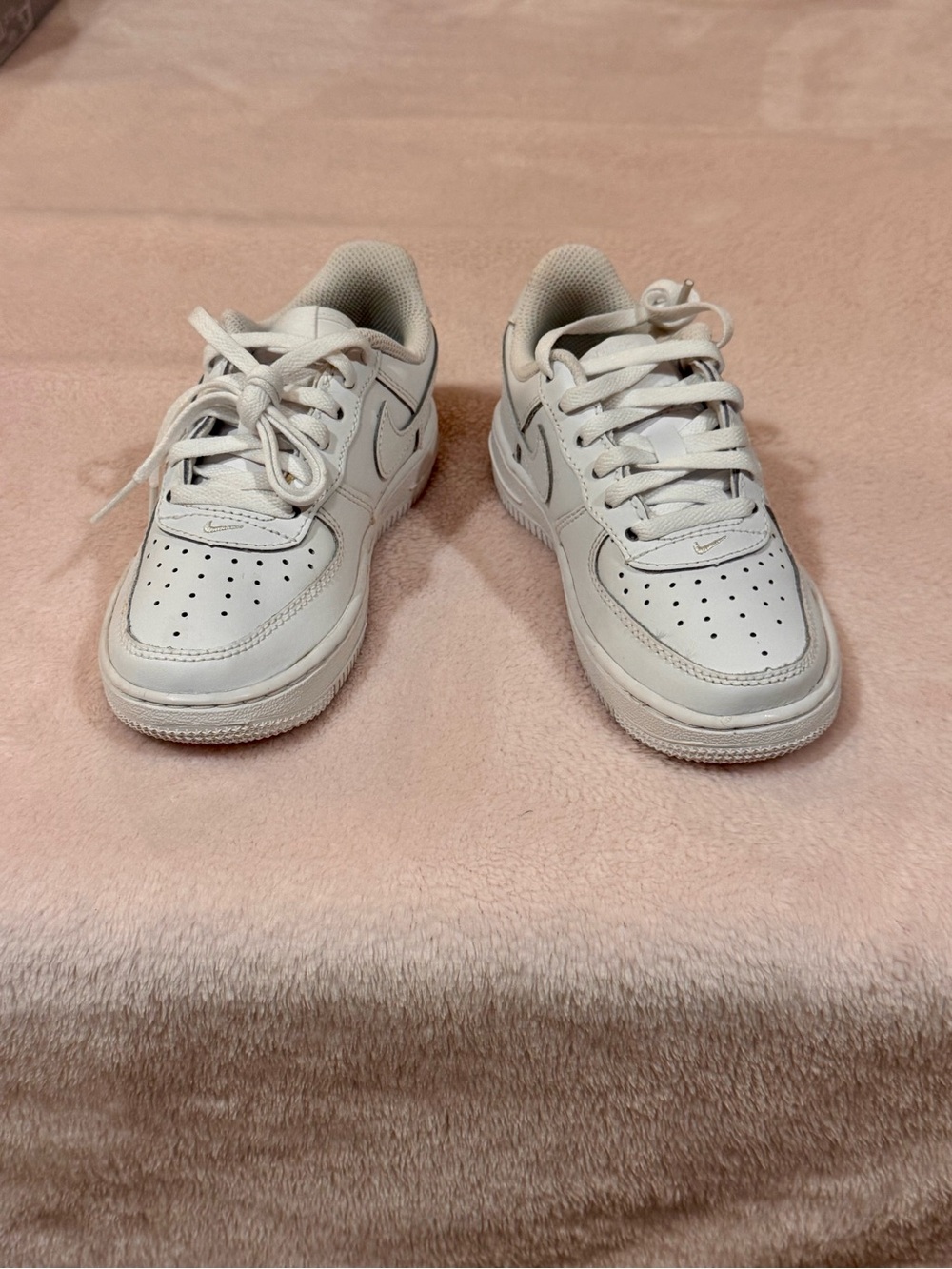 Nike Kids White Low-Top Sneakers with Subtle Stitch Detailing never worn
